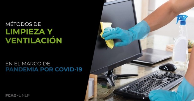 La imagen corresponde a un monitor y teclado de PC y una mano con guantes que utiliza desinfectante para su limpieza.